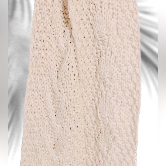 Indigo chunky knit cream coloured scarf from Indigo - Picture 7 of 10